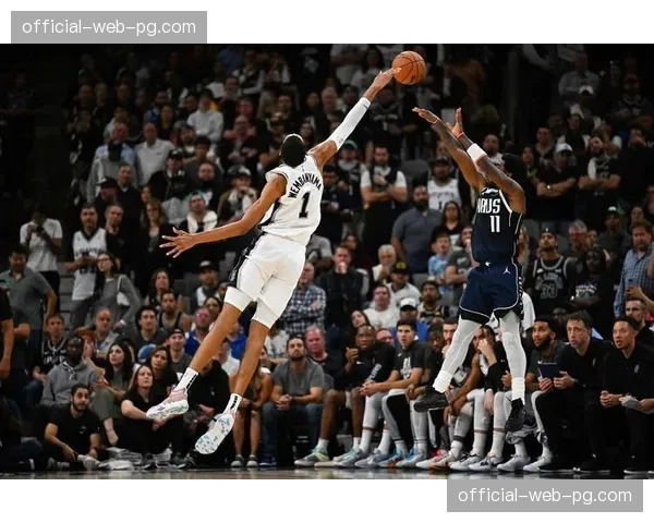 文班亚马防守覆盖面积广,对手进攻选择变得极艰难 文班亚马防守覆盖面积广,对手进攻选择变得极艰难